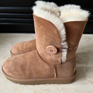 Bailey Button UGG's in size 7 color is chestnut, never worn!
